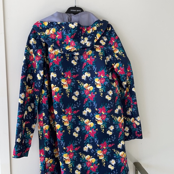 Rain coat - Picture 3 of 6